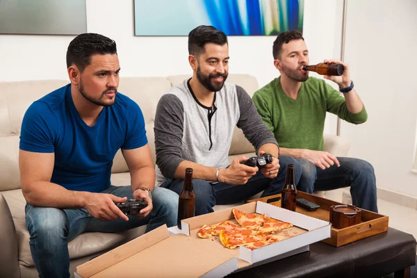Freunde spielen Videospiele zu Hause — Stockfoto