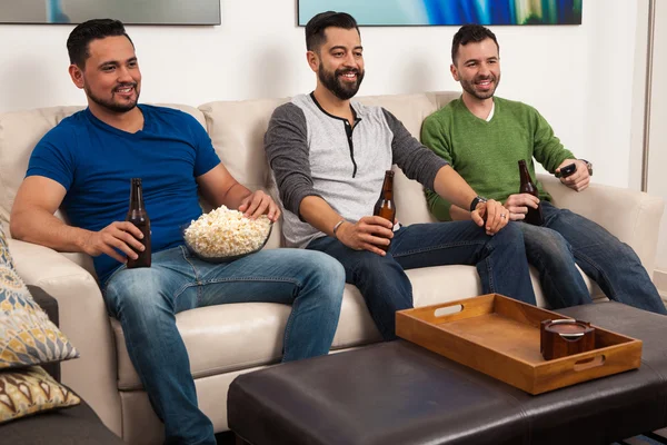 Freunde trinken Bier und schauen fern — Stockfoto