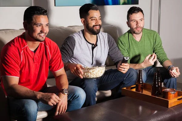 Jungs hängen herum und schauen fern — Stockfoto