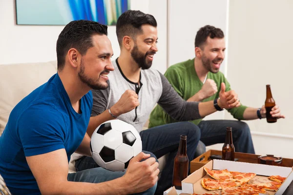 Homens celebrando um objetivo — Fotografia de Stock