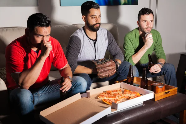 Freunde sehen Baseball-Spiel im Fernsehen — Stockfoto