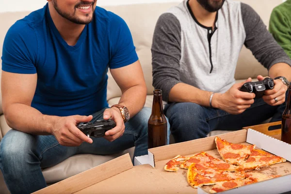 Vrienden die videospelletjes spelen — Stockfoto