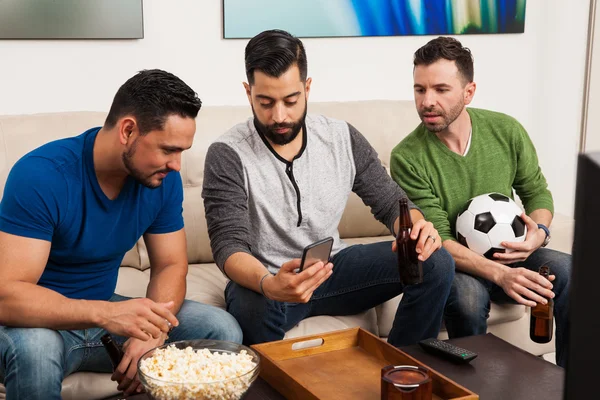 F Freunde überprüfen ihre Mannschaftsstatistiken — Stockfoto