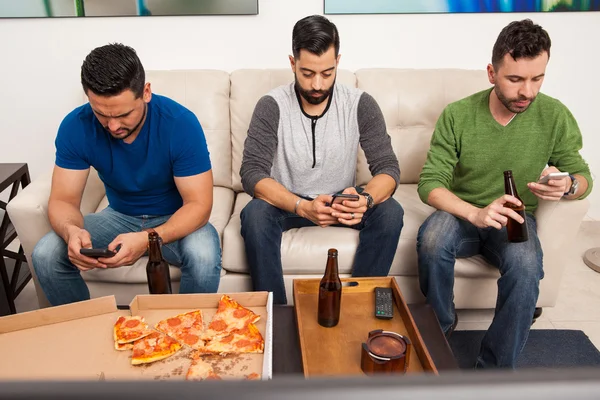 Männer mit ihren Smartphones — Stockfoto
