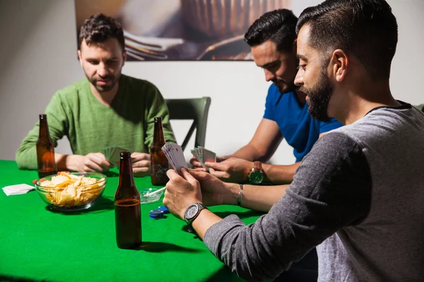 Amigos varones bebiendo cerveza —  Fotos de Stock