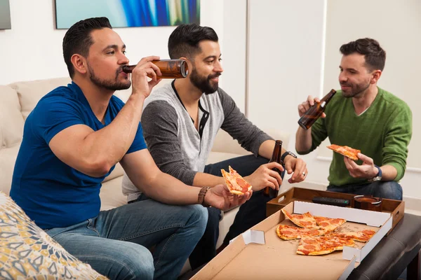 Freunde hängen zu Hause herum — Stockfoto