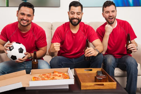 Amigos apoiando sua equipe de futebol — Fotografia de Stock