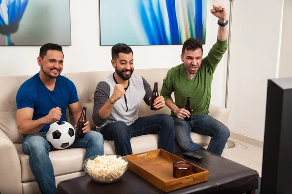 Masculino amigos assistindo um futebol — Fotografia de Stock