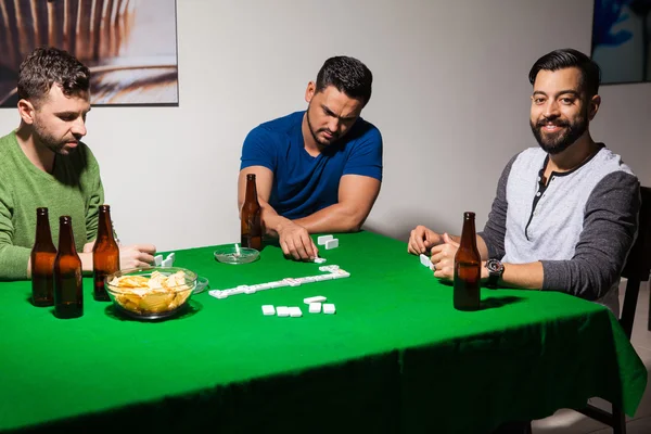 Amigos hispânicos se divertindo — Fotografia de Stock