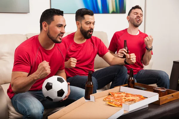 Amigos torcendo por sua equipe de futebol — Fotografia de Stock