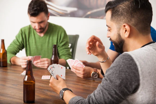 Männer beim Pokern — Stockfoto