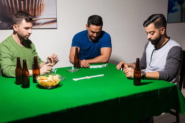 Männer spielen zu Hause Dominosteine — Stockfoto