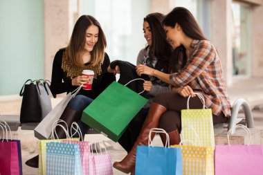 Bir alışveriş merkezinde üç kadın