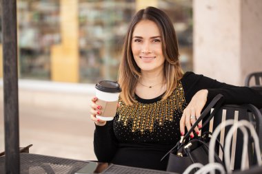 genç kadın bir kafede dinlendirici