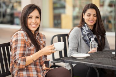 Elinde bardak tutan kadın.