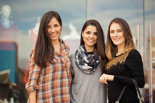 Amiche in piedi — Foto Stock