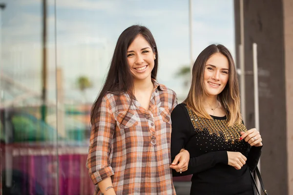 Kız bir alışveriş merkezi ziyaret etti — Stok fotoğraf