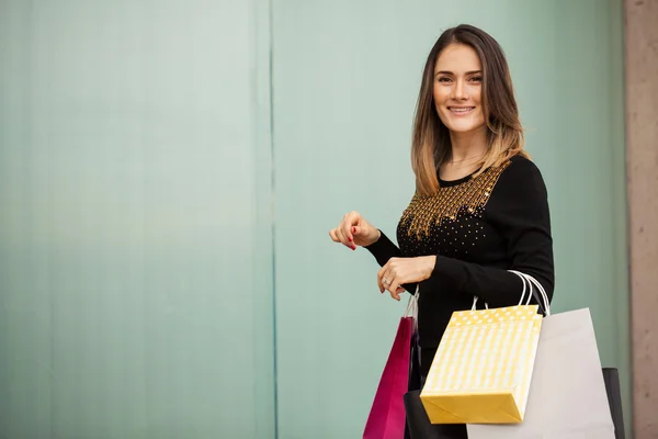 Mulher carregando muitos sacos de compras — Fotografia de Stock