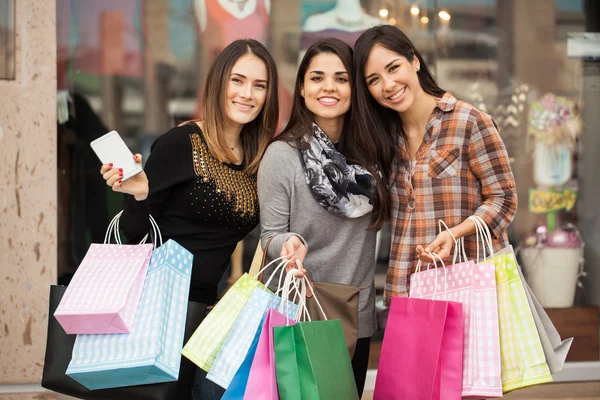 Schöne Mädchen einkaufen — Stockfoto