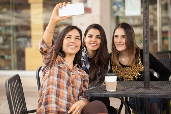 Flickvänner som tar en selfie — Stockfoto