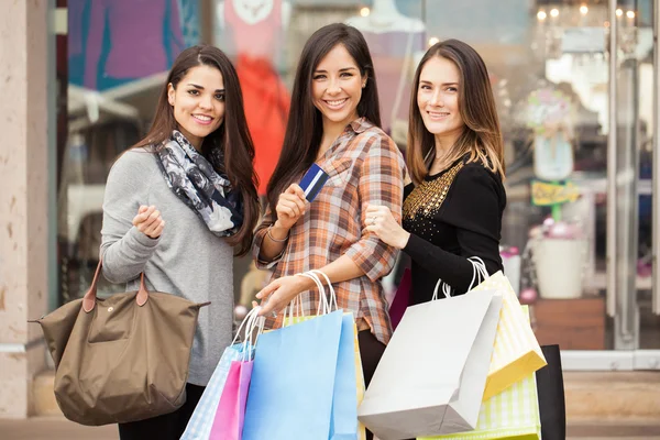 Mujeres que utilizan una tarjeta de crédito — Foto de Stock