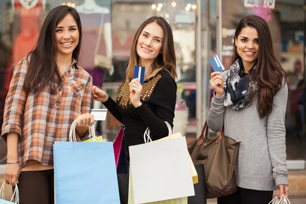 Unga hemmafruar shopping tillsammans — Stockfoto