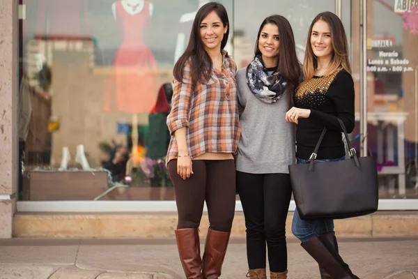 Mujeres jóvenes pasando el rato — Foto de Stock