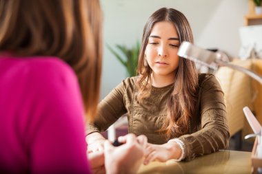 Bazı tırnak cilası uygulayarak manikürcü