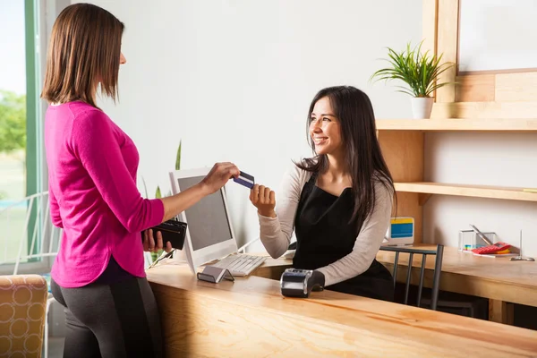 Femme payant avec une carte de crédit — Photo