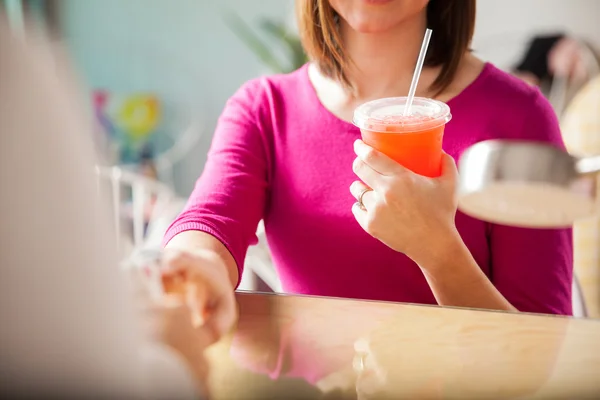 Mujer disfrutando beber —  Fotos de Stock