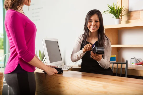 Woman swiping the credit card — Stock Photo, Image