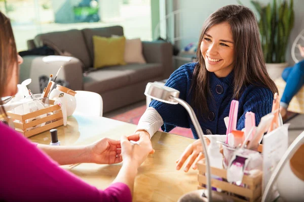 Mujer haciendo sus uñas — Foto de Stock