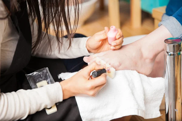 Mujer trabajando en un salón de manicura — Foto de Stock