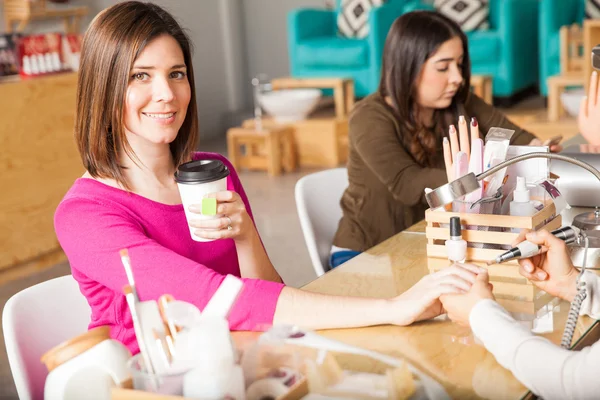 Vrouw krijgen een warme drank — Stockfoto