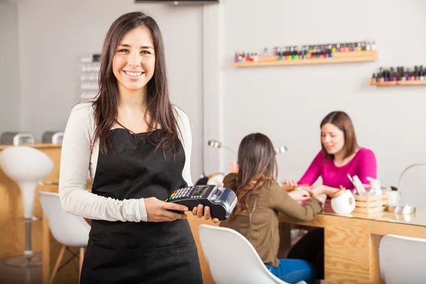 Mulher segurando um cartão de crédito — Fotografia de Stock