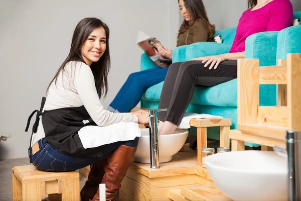 Voetverzorgingslijn in een nagel salon werken — Stockfoto