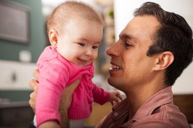 Onun bebek tutan baba