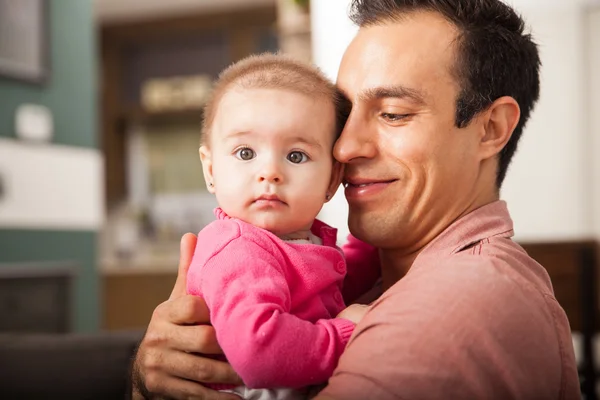 Onun bebek tutan baba — Stok fotoğraf