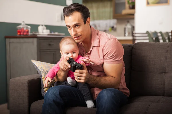 Dad playing video games — Stock Photo, Image