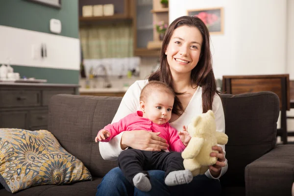 Brunette jouer avec son bébé — Photo