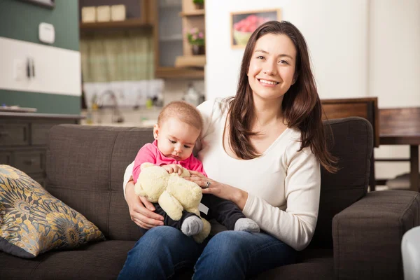 Baby-sitter prenant soin d'un bébé — Photo