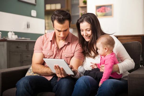 Padres mostrando algunos juegos — Foto de Stock