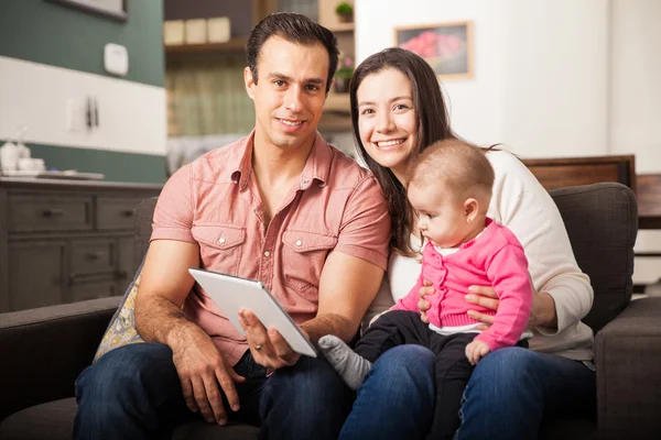 Met behulp van een Tablet PC (echt) paar — Stockfoto