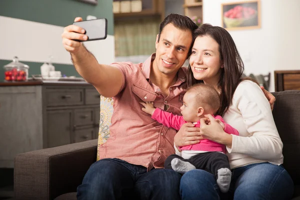 Casal tomando uma selfie — Fotografia de Stock