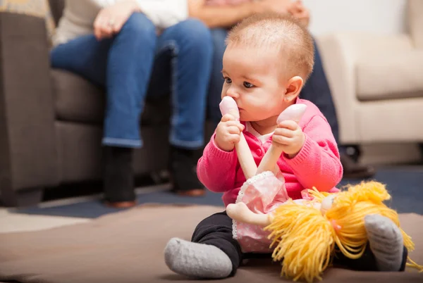 Baby spelen met een pop — Stockfoto