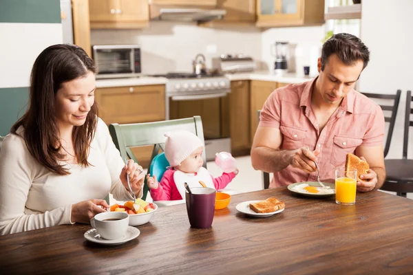 Pais e seu bebê comendo — Fotografia de Stock