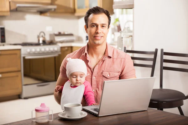 Padre che lavora su un computer portatile — Foto Stock