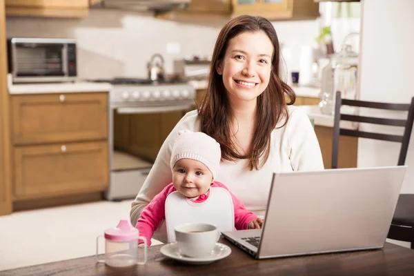 Mother working from home — Stock Photo, Image