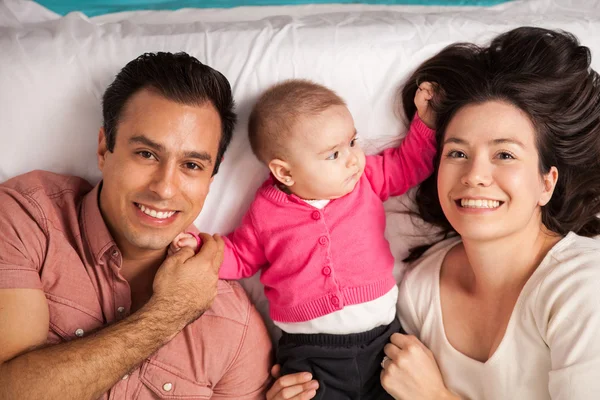 Parents couchés avec bébé — Photo