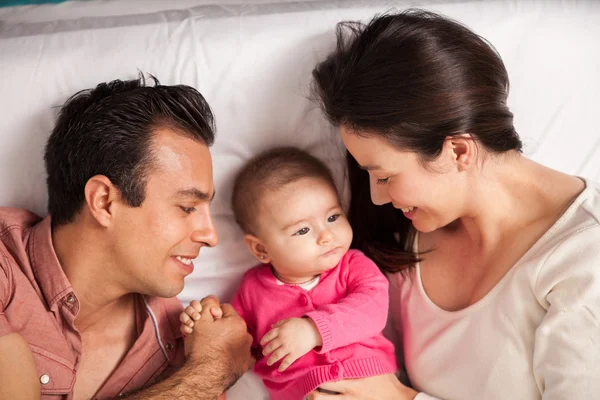 Lyckliga paret tittar på baby — Stockfoto